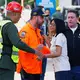 Die amtierende Präsidentin Delcy Rodriguez besucht ein vom Erdbeben betroffenes Gebiet in Caracas. - Bild: Pedro Mattey/AP/dpa