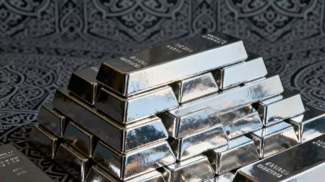 Silver Tumbles 7% Amid Deficit: Fed, Geopolitics, Solar Shift Weigh