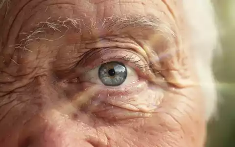 Nahaufnahme eines älteren Auges mit angedeuteter UV-Strahlung, die Alter und Augengesundheit symbolisiert. - Foto: über boerse-global.de
