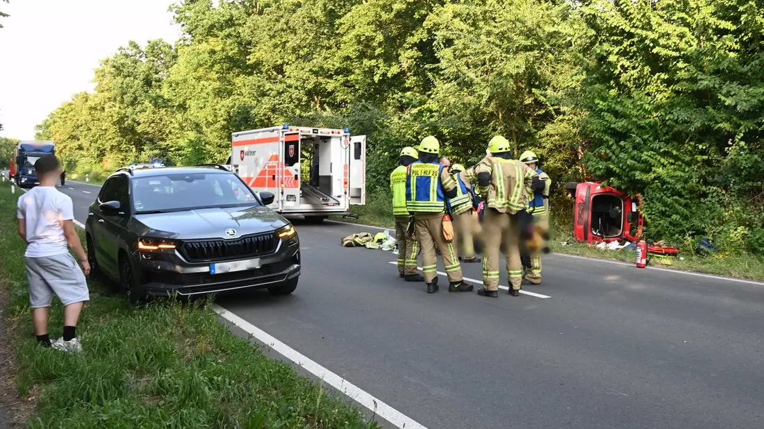 FW Pulheim: Stommeln - PKW landete im Straßengraben - Bild: presseportal.de