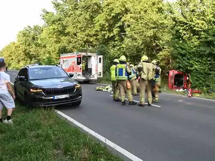 FW Pulheim: Stommeln - PKW landete im Straßengraben - Foto: presseportal.de
