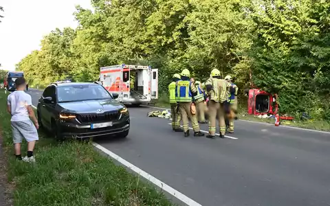 FW Pulheim: Stommeln - PKW landete im Straßengraben - Foto: presseportal.de