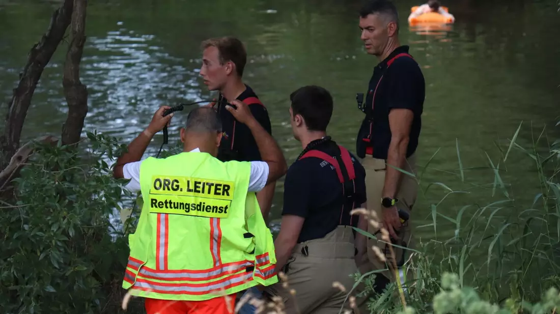 Polizei und Einsatzkräfte waren an der Rettungsaktion für den 27-Jährigen im Neckar beteiligt. - Bild: René Priebe/PR-Video /dpa