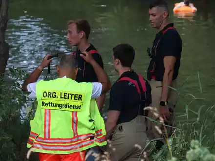 Polizei und Einsatzkräfte waren an der Rettungsaktion für den 27-Jährigen im Neckar beteiligt. - Foto: René Priebe/PR-Video /dpa