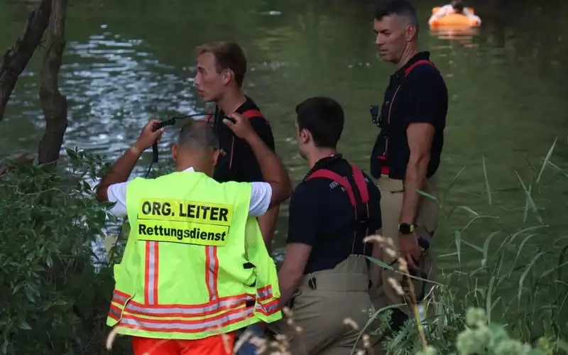 Polizei und Einsatzkräfte waren an der Rettungsaktion für den 27-Jährigen im Neckar beteiligt. - Foto: René Priebe/PR-Video /dpa