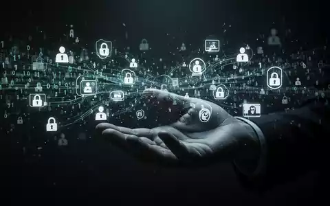 Ein digitaler Datenstrom mit Binärcode und persönlichen Informationssymbolen fließt in eine schattenhafte, ausgestreckte Hand. - Foto: über boerse-global.de