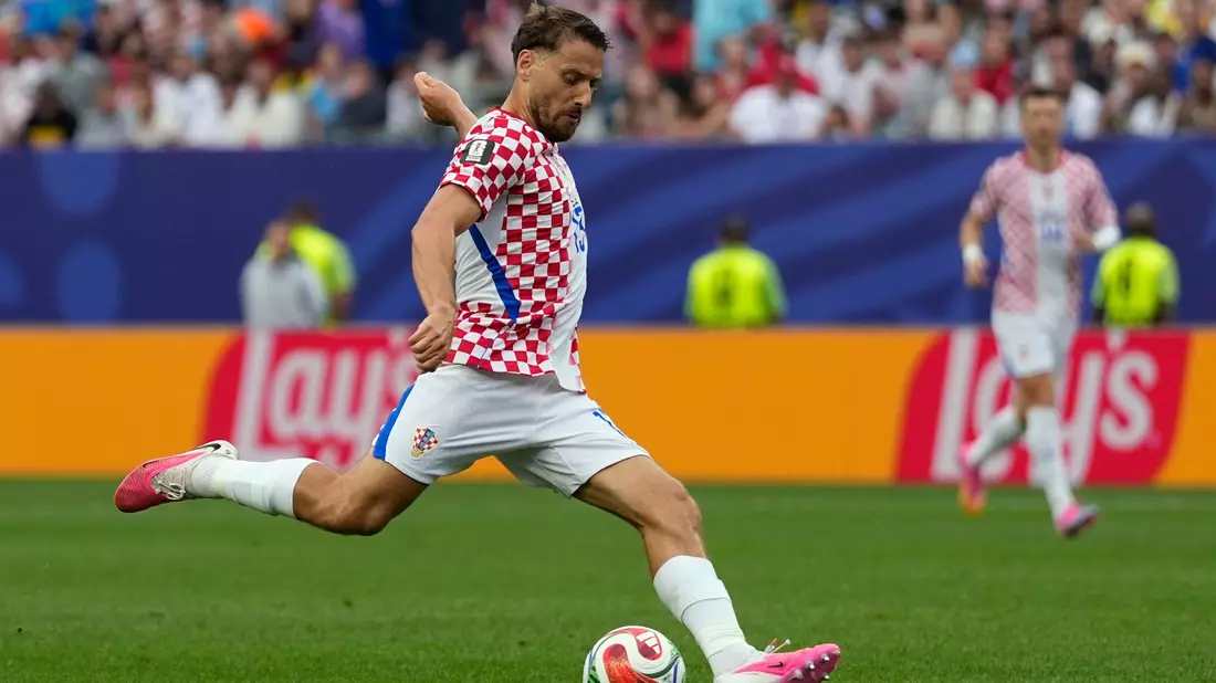 Probierte es mehrfach aus der Distanz: Kroatiens Nikola Vlasic.  - Bild: Matt Slocum/AP/dpa