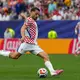 Probierte es mehrfach aus der Distanz: Kroatiens Nikola Vlasic.  - Bild: Matt Slocum/AP/dpa
