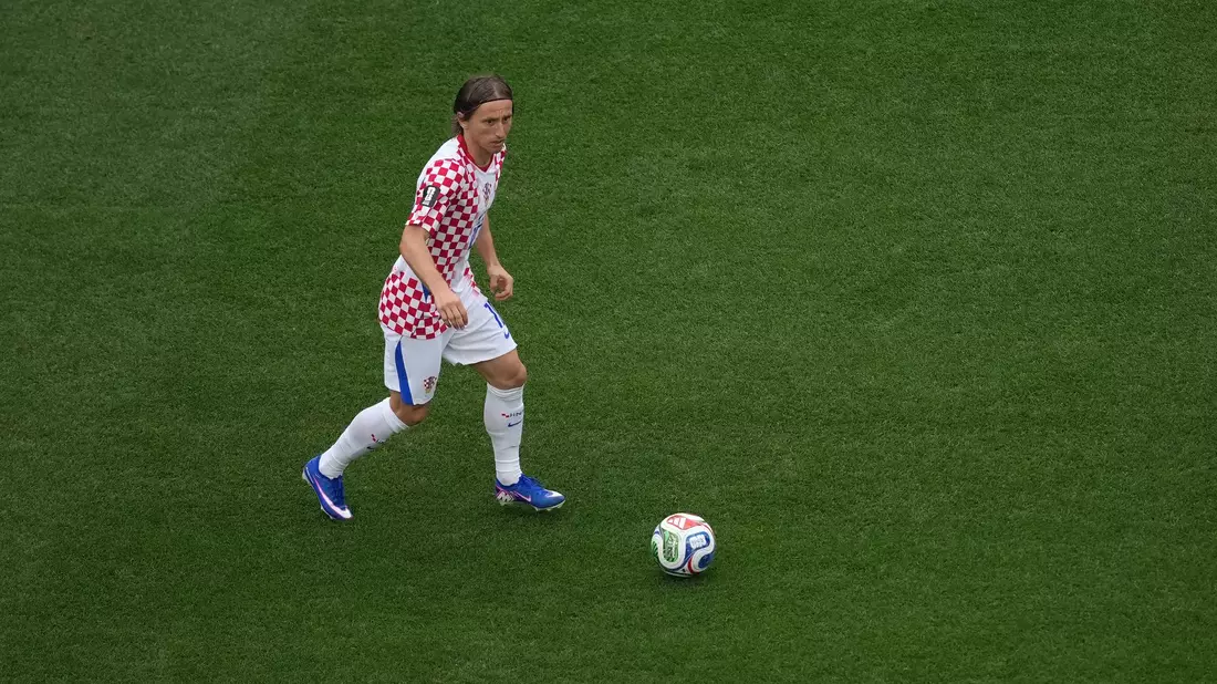 Spielt im Alter von 40 Jahren wohl seine letzte WM: Kroatiens Fußball-Legende Luka Modric.  - Bild: Matt Rourke/AP/dpa