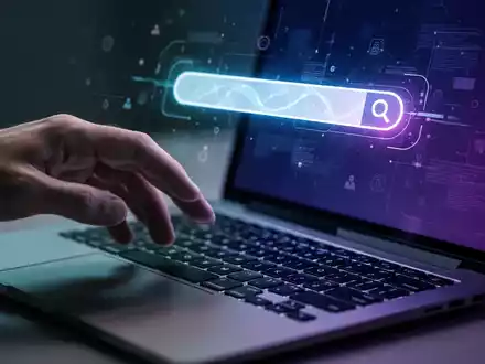 Eine Hand schwebt über einer Laptop-Tastatur, auf dem Bildschirm leuchtet eine abstrakte Suchleiste. - Foto: über boerse-global.de