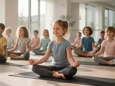 Eine Gruppe lachender Kinder in einem hellen Raum, die entspannt auf dem Boden sitzen und Yoga oder Meditationsübungen machen. - Foto: über boerse-global.de