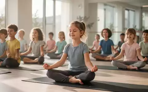 Eine Gruppe lachender Kinder in einem hellen Raum, die entspannt auf dem Boden sitzen und Yoga oder Meditationsübungen machen. - Foto: über boerse-global.de