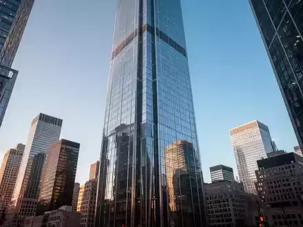 Ein moderner Wolkenkratzer im Finanzviertel, der Unternehmensmacht und Führungswechsel bei einer Großbank symbolisiert. - Foto: über boerse-global.de