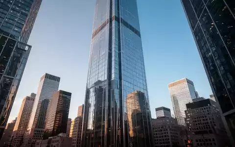 Ein moderner Wolkenkratzer im Finanzviertel, der Unternehmensmacht und Führungswechsel bei einer Großbank symbolisiert. - Foto: über boerse-global.de