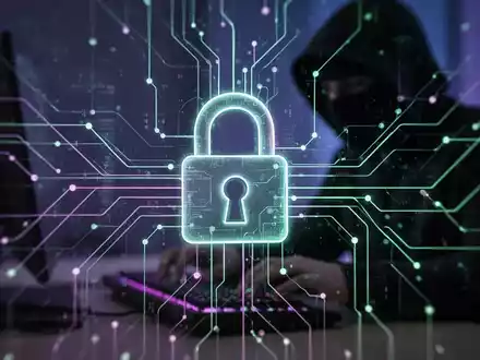 Ein digitales Vorhängeschloss-Symbol über einem Netzwerk aus leuchtenden Linien, im Hintergrund die Silhouette eines Hackers. - Foto: über boerse-global.de