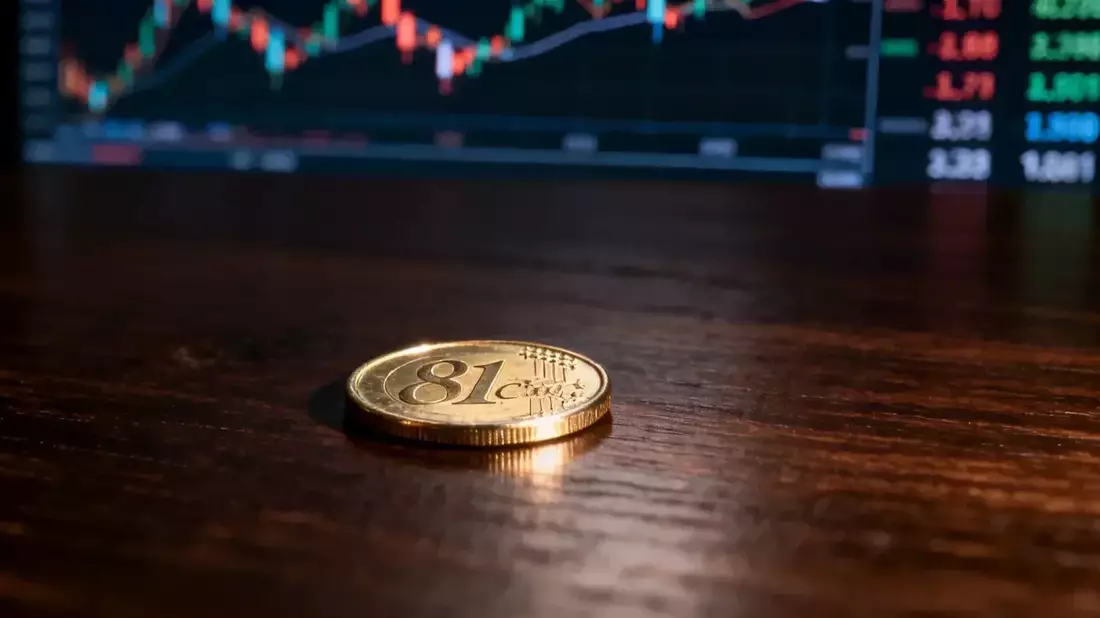 VanEck Dividend ETF Balances Financial Selloff with Pharma Strength