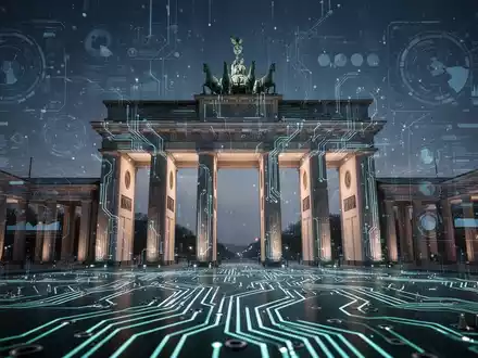 Leuchtende Leiterplatte mit Brandenburger-Tor-Silhouette, Symbol für Deutschlands digitale Zukunft und KI-Strategie. - Foto: über boerse-global.de