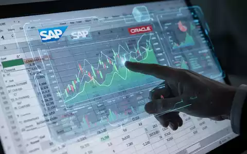 Eine Hand interagiert mit einem holografischen Excel-Interface, das Finanzdaten und Diagramme anzeigt, mit dezenten ERP-Systemlogos. - Foto: über boerse-global.de