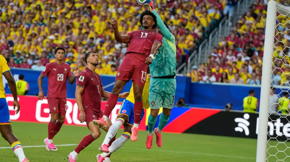Portgals Verteidiger Renato Veiga und sein Torwart Diogo Costa behindern sich gegenseitig. - Bild: Lynne Sladky/AP/dpa