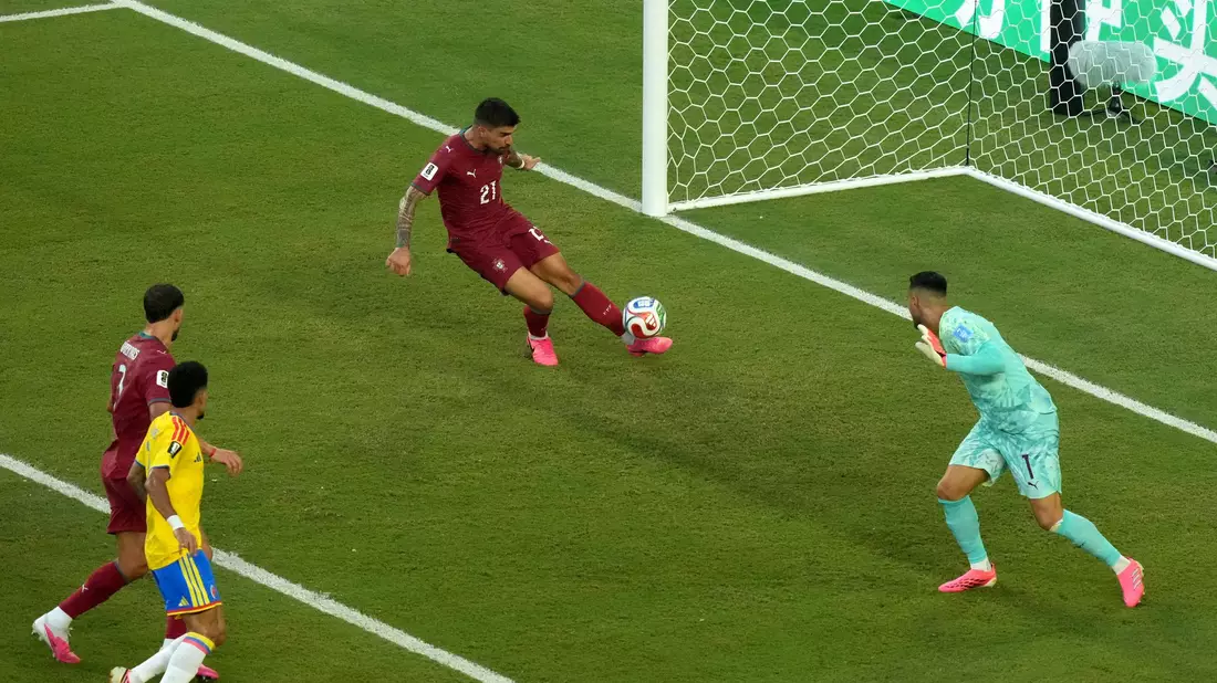 Portugals Ruben Neves klärt den Ball kurz vor der Torlinie. - Bild: Marta Lavandier/AP/dpa