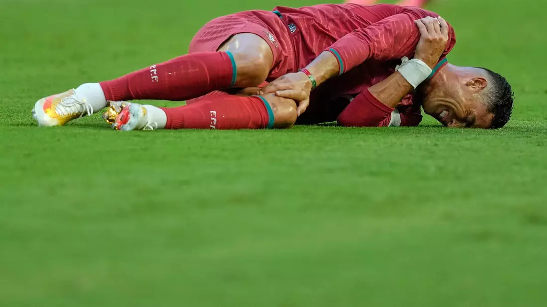 Nicht sein Tag: Cristiano Ronaldo liegt beim Spiel gegen Kolumbien mit Schmerzen am Boden. - Bild: Rebecca Blackwell/AP/dpa