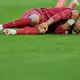 Nicht sein Tag: Cristiano Ronaldo liegt beim Spiel gegen Kolumbien mit Schmerzen am Boden. - Bild: Rebecca Blackwell/AP/dpa