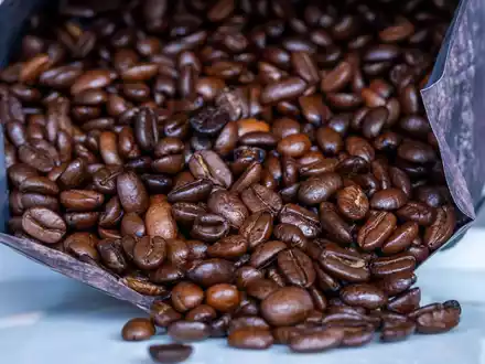 Kunden bekommen Kaffee wieder etwas günstiger. (Symbolbild) - Foto: Jens Büttner/dpa