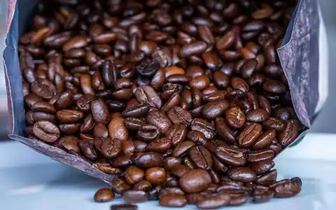 Kunden bekommen Kaffee wieder etwas günstiger. (Symbolbild) - Foto: Jens Büttner/dpa