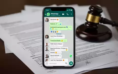 Smartphone-Bildschirm mit WhatsApp-Chat, im Hintergrund juristische Dokumente und ein Hammer, symbolisiert rechtliche Prüfung digitaler Kommunikation. - Foto: über boerse-global.de