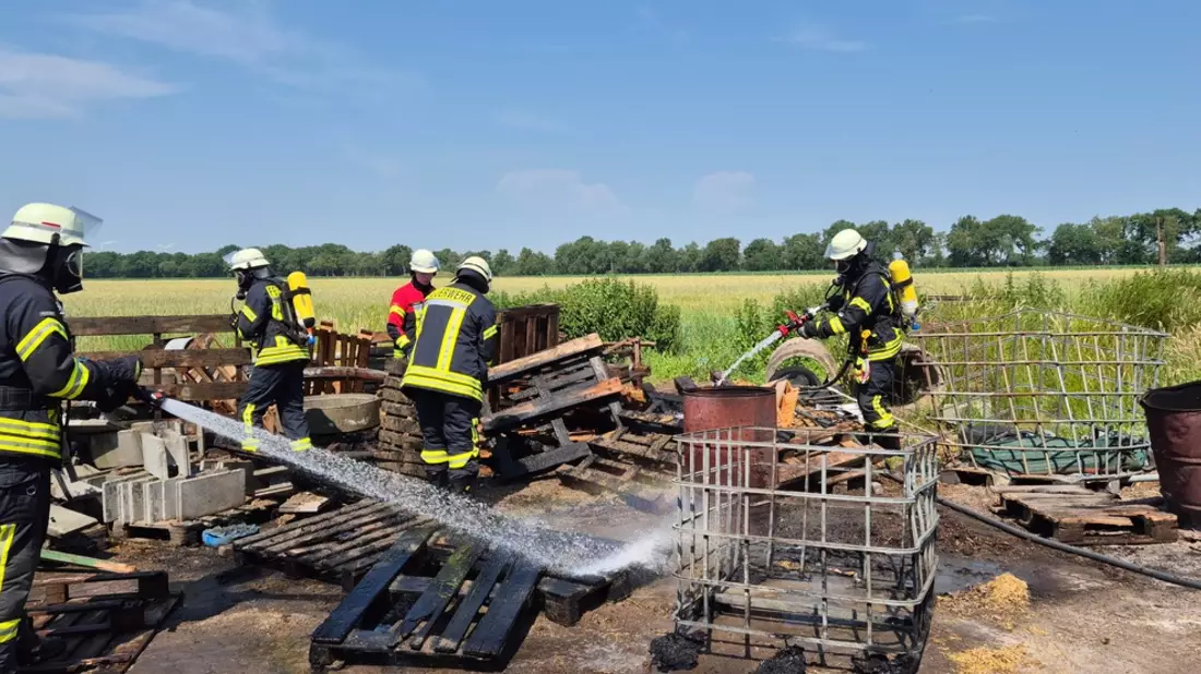 FFW Schiffdorf: Feuer auf landwirtschaftlichen Betrieb - Ausbreitung kann verhindert werden - Bild: presseportal.de