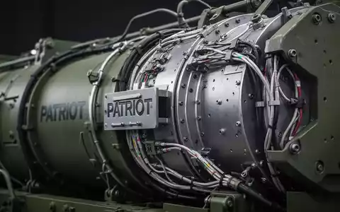 Nahaufnahme eines Teils eines PATRIOT-Raketensystems, das fortschrittliche Verteidigungstechnologie mit metallischen Texturen zeigt. - Foto: über boerse-global.de
