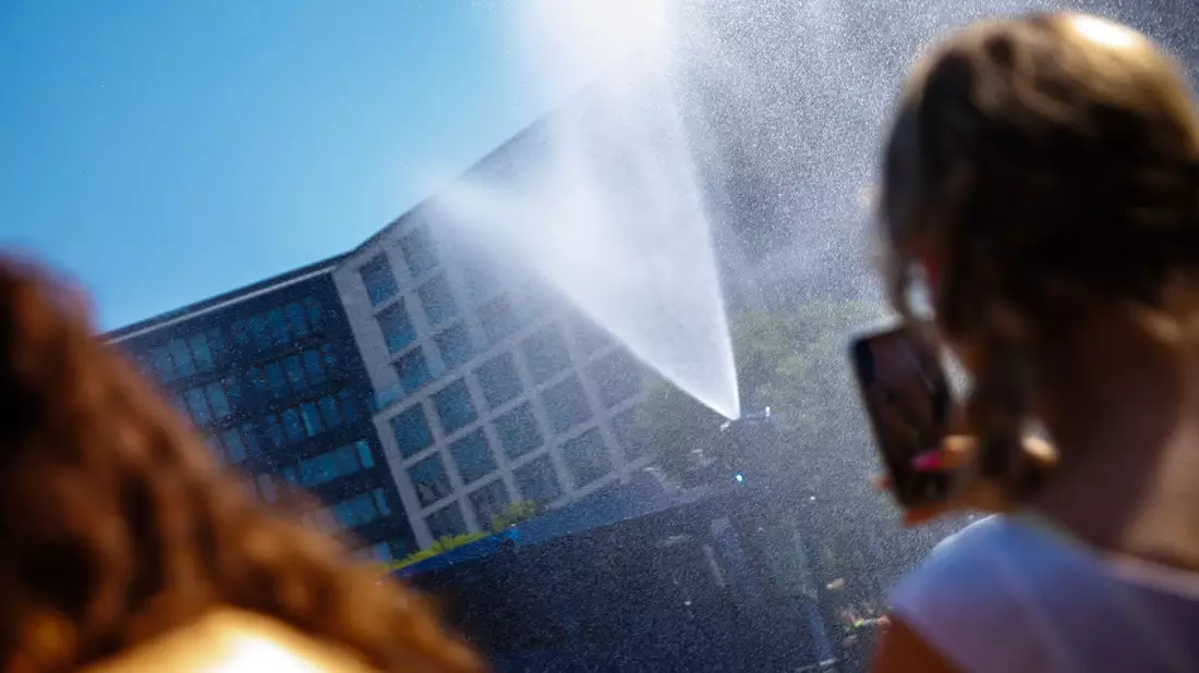 In Berlin versprühte die Polizei Wasser zur Abkühlung für die Menschen. - Bild: Carsten Koall/dpa
