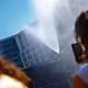 In Berlin versprühte die Polizei Wasser zur Abkühlung für die Menschen. - Bild: Carsten Koall/dpa