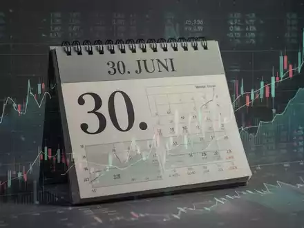 Nahaufnahme eines Kalenderblatts mit dem Datum '30. JUNI' vor einem Hintergrund aus Finanzcharts und digitalen Daten. - Foto: über boerse-global.de