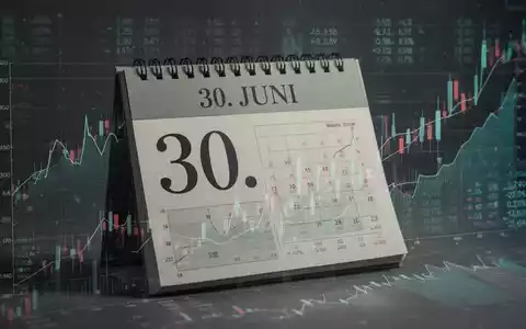 Nahaufnahme eines Kalenderblatts mit dem Datum '30. JUNI' vor einem Hintergrund aus Finanzcharts und digitalen Daten. - Foto: über boerse-global.de