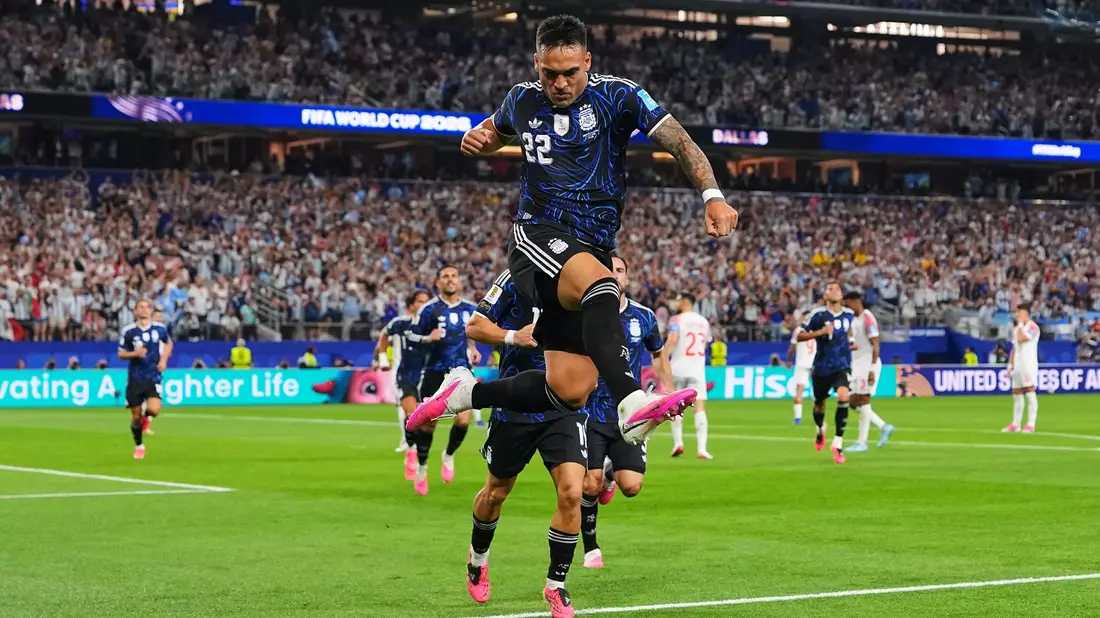 Lautaro Martínez  bejubelt seinen Treffer zum 2:0. - Bild: Julio Cortez/AP/dpa