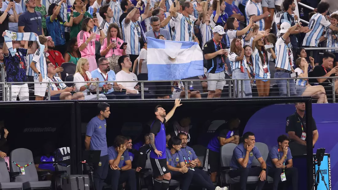 Lionel Messi verfolgte das Spiel zunächst von der Bank aus. - Bild: Sam Hodde/AP/dpa