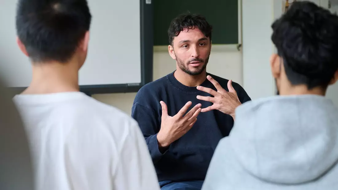 Maximilian Schneider gibt Workshops an Schulen. Ihm ist es wichtig, Jugendliche nicht zu verurteilen. - Bild: Annette Riedl/dpa