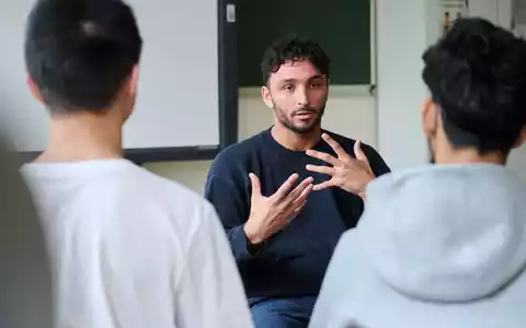Maximilian Schneider gibt Workshops an Schulen. Ihm ist es wichtig, Jugendliche nicht zu verurteilen. - Foto: Annette Riedl/dpa