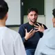 Maximilian Schneider gibt Workshops an Schulen. Ihm ist es wichtig, Jugendliche nicht zu verurteilen. - Bild: Annette Riedl/dpa