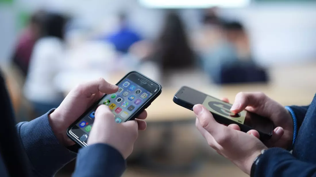 Im Schnitt verbringen Jugendliche unter der Woche 4,5 Stunden und an Wochenendtagen 6,1 Stunden vor Handys, Tablets oder dem Fernseher. (Symbolbild) - Bild: Marcus Brandt/dpa