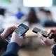 Im Schnitt verbringen Jugendliche unter der Woche 4,5 Stunden und an Wochenendtagen 6,1 Stunden vor Handys, Tablets oder dem Fernseher. (Symbolbild) - Bild: Marcus Brandt/dpa