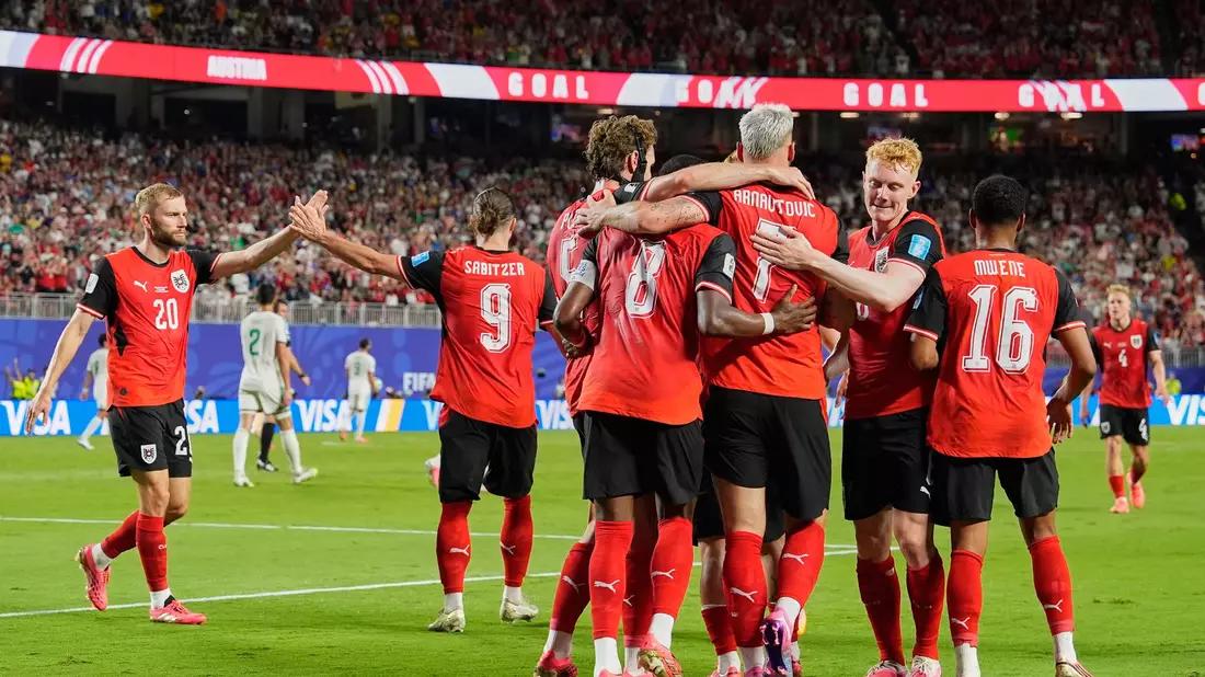Jubel bei Österreich: Marko Arnautovic brachte sein Team in Führung. - Bild: Charlie Riedel/AP/dpa