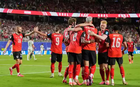 Jubel bei Österreich: Marko Arnautovic brachte sein Team in Führung. - Foto: Charlie Riedel/AP/dpa