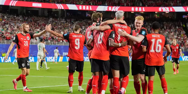 Jubel bei Österreich: Marko Arnautovic brachte sein Team in Führung. - Foto: Charlie Riedel/AP/dpa