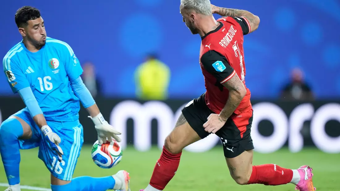 Marko Arnautovic brachte Österreich in der ersten Halbzeit in Führung. - Bild: Charlie Riedel/AP/dpa