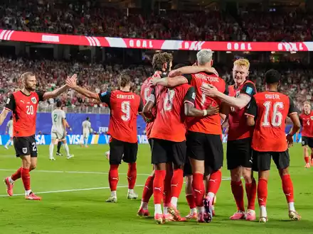 Österreich jubelte über drei Tore und den am Ende unerwartet knappen Einzug in die K.o.-Phase. - Foto: Charlie Riedel/AP/dpa