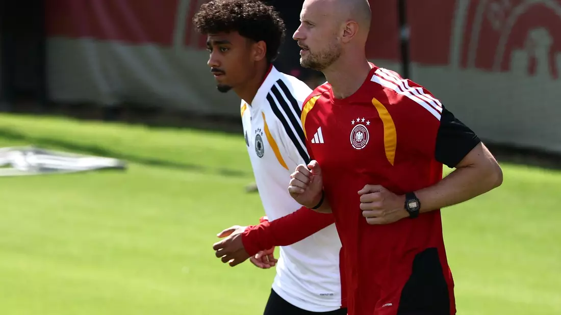 Nathaniel Brown (l) ist zurück im Teamtraining. (Archivbild) - Bild: Christian Charisius/dpa