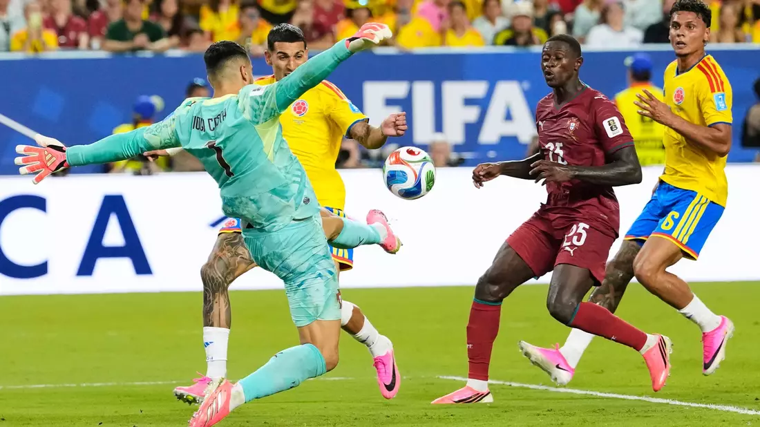 Der beste Mann des Spiels: Portugals Torwart Diogo Costa entschärft eine kolumbianische Chance. - Bild: Rebecca Blackwell/AP/dpa