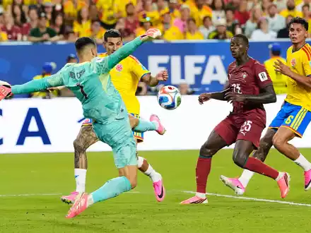 Der beste Mann des Spiels: Portugals Torwart Diogo Costa entschärft eine kolumbianische Chance. - Foto: Rebecca Blackwell/AP/dpa